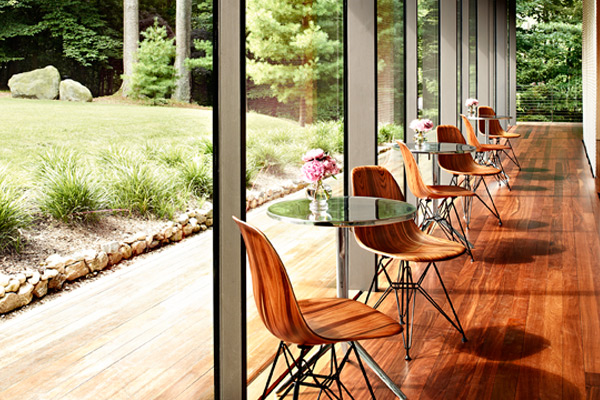 Meeting_Eames-Molded-Wood-Side-chair