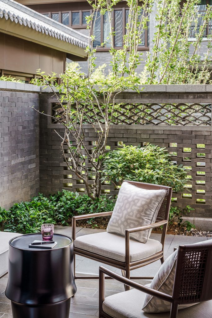 LTW_JWMarriottQufu_Guestroom_Courtyard_cSeth-Powers