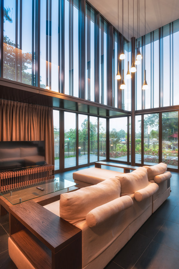 07-The-chalet's-double-glazed-facade-with-articulated-strips-adds-simple-modernity-to-the-composition