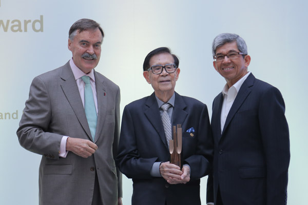 Min-and-Chairman-with-Mr-Alfred-Wong