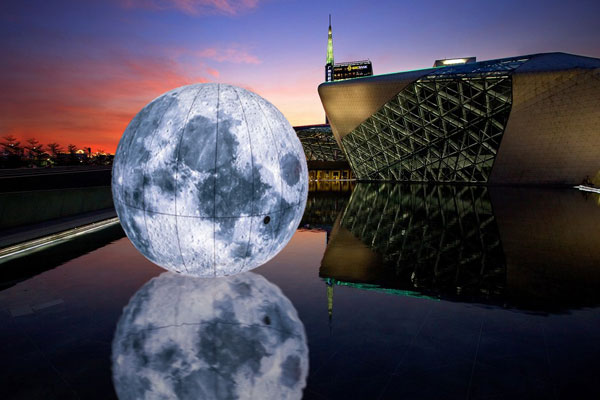 Moon-Haze-(Image-credits-to-i-Light-Marina-Bay-2016)