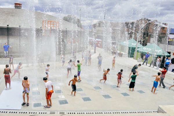 8_Children-at-play-at-an-UVA-Life-Articulated-UnitMunicipality-of-Medelln