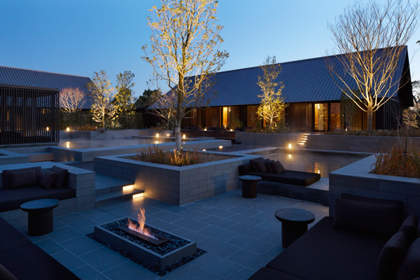 RS2992_Amanemu---Aman-Spa-garden,-onsen,-daybeds-and-fireside-lounge