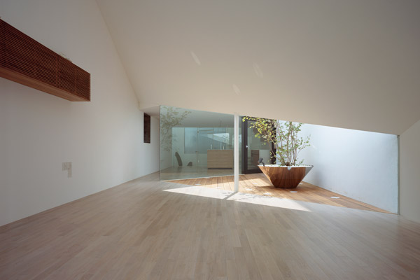 photo(C)Daici-Ano-a-hill-on-a-house-2