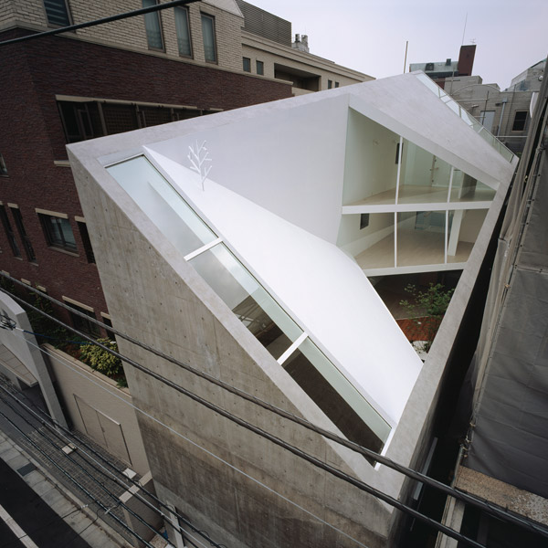 photo(C)Daici-Ano-a-hill-on-a-house