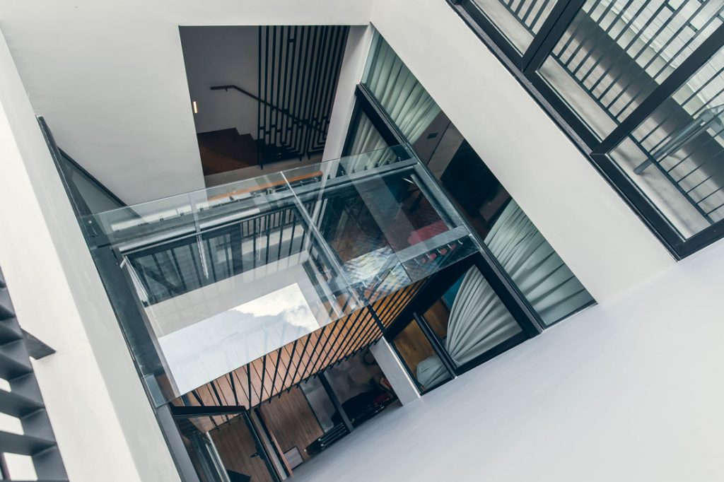 Yuk Tong Avenue House by MAKK Architects airwell and bridge