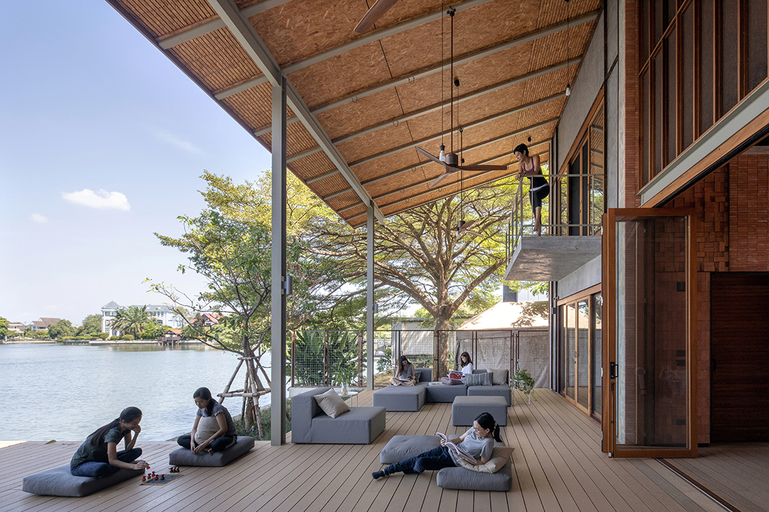 Chat-Architects_Sala-Areeya_deck_ph-Ketsiree-Wongwan