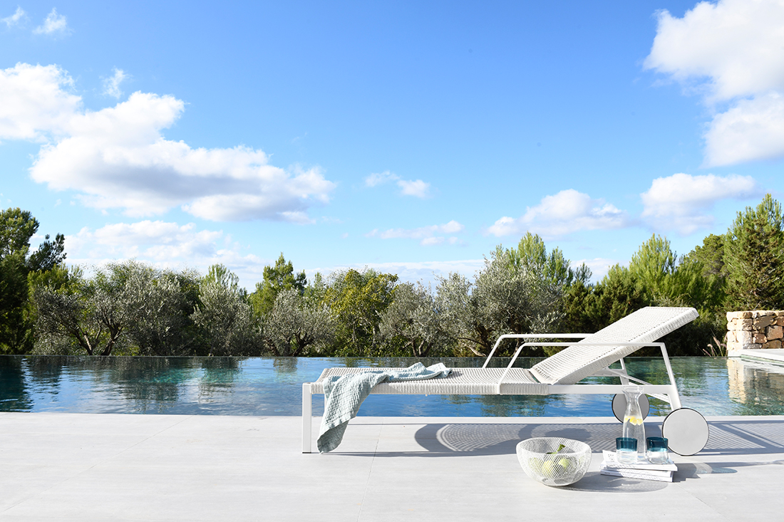 outdoor furniture Xtra_Tribu_Nodi-lounger-white-1