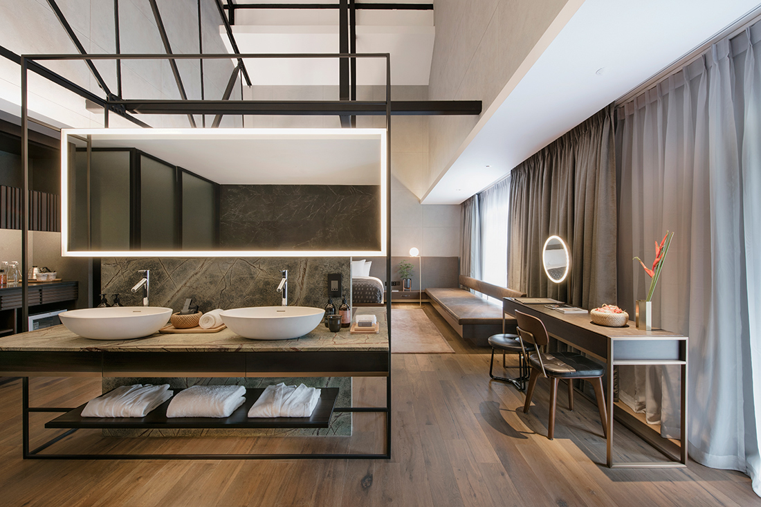 The-Warehouse-Hotel_River-View-Suite-Bathroom