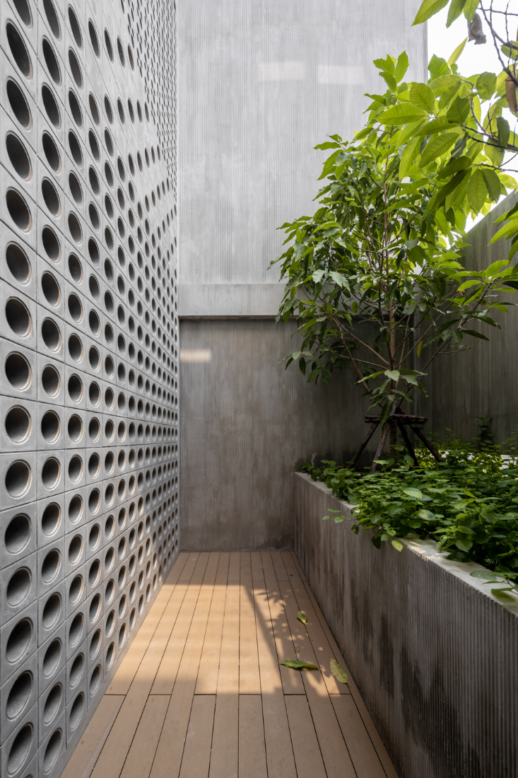 Anonym-Sailom-House-rock-climb-and-brick-perforated-walls-10