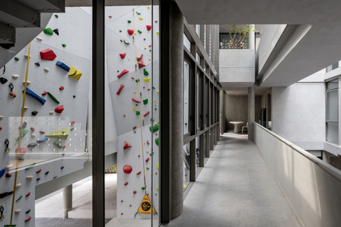 Anonym-Sailom-House-rock-climb-and-brick-perforated-walls-2