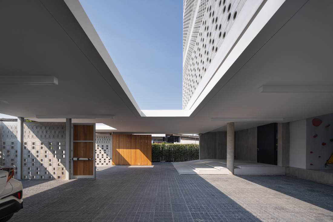 Anonym-Sailom-House-rock-climb-and-brick-perforated-walls-3
