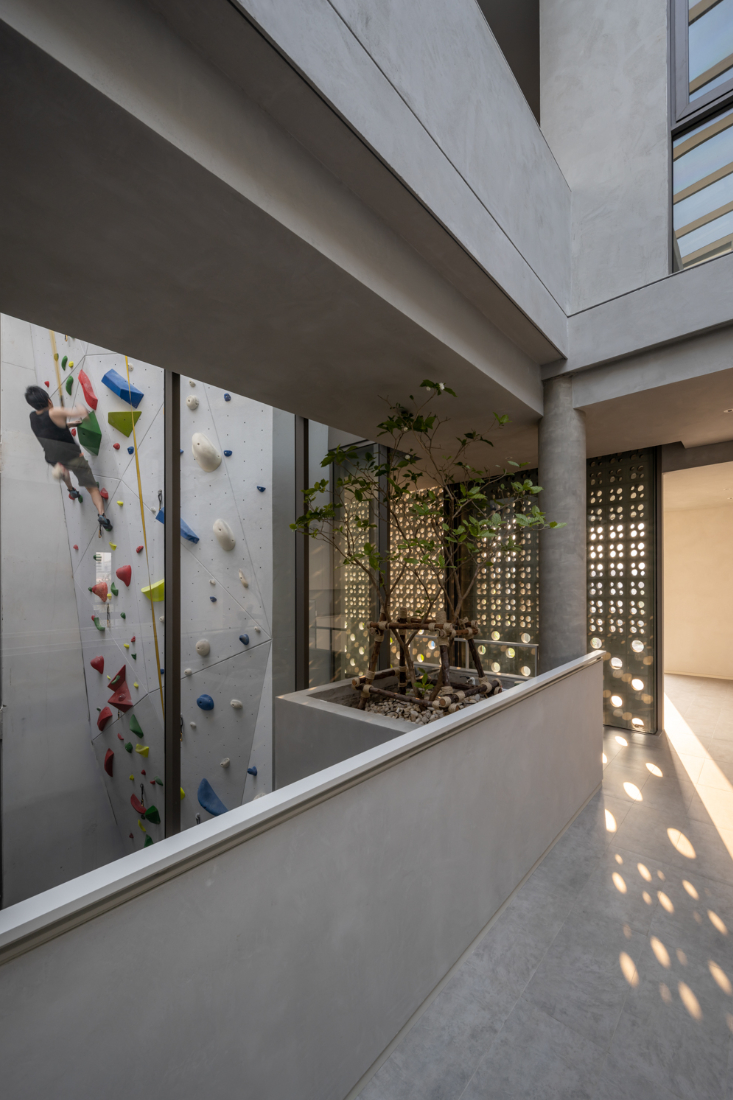 Anonym-Sailom-House-rock-climb-and-brick-perforated-walls-5