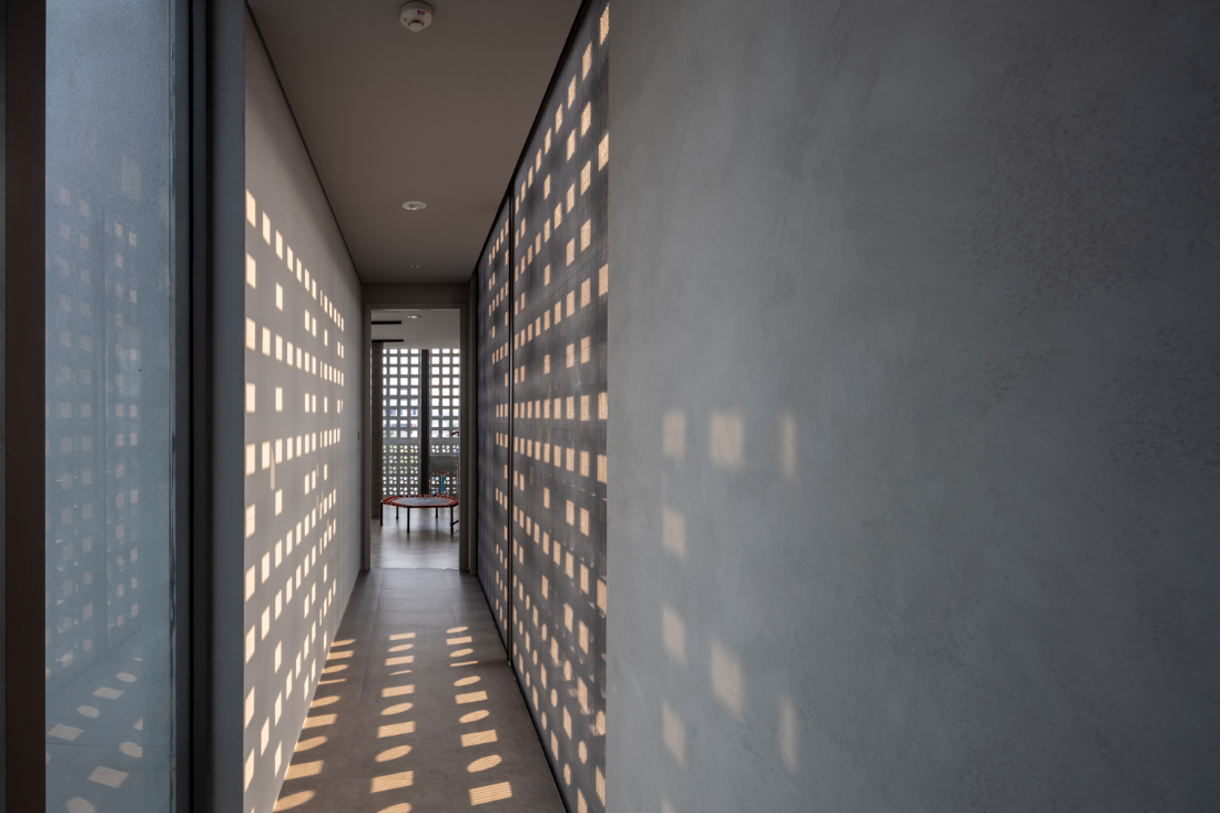 Anonym-Sailom-House-rock-climb-and-brick-perforated-walls-6