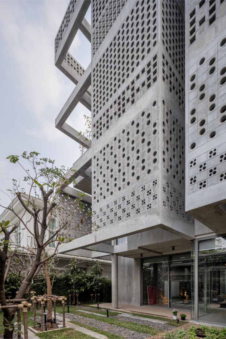 Anonym-Sailom-House-rock-climb-and-brick-perforated-walls-8