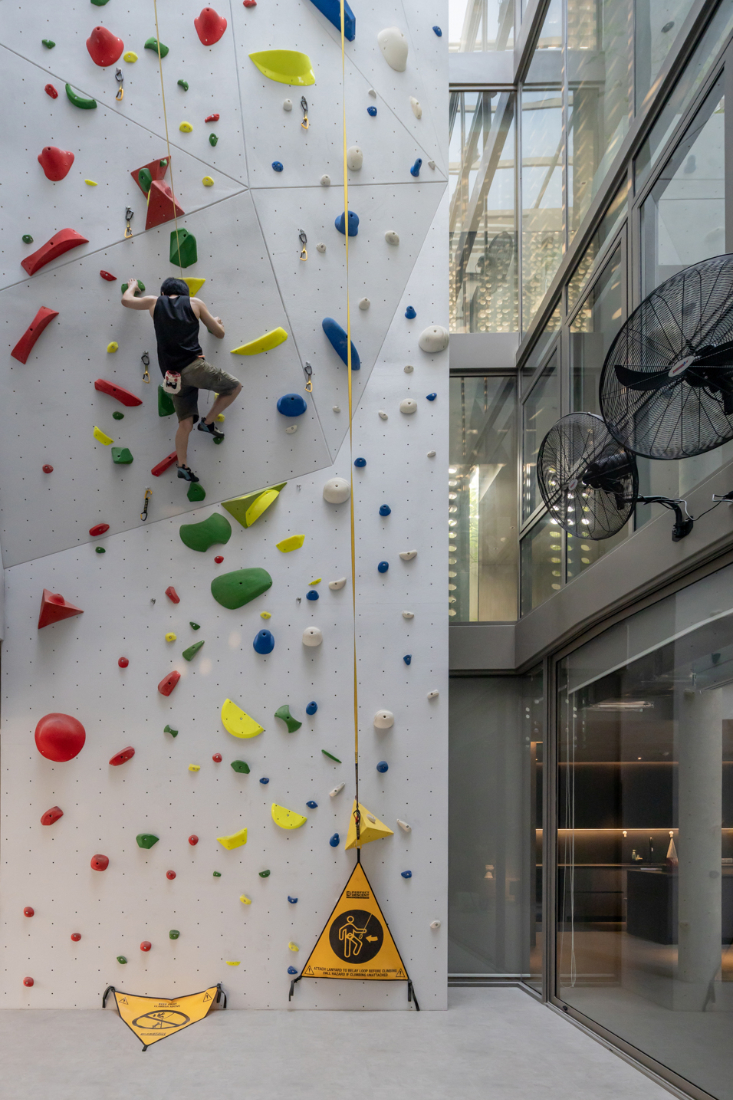 Anonym-Sailom-House-rock-climb-and-brick-perforated-walls