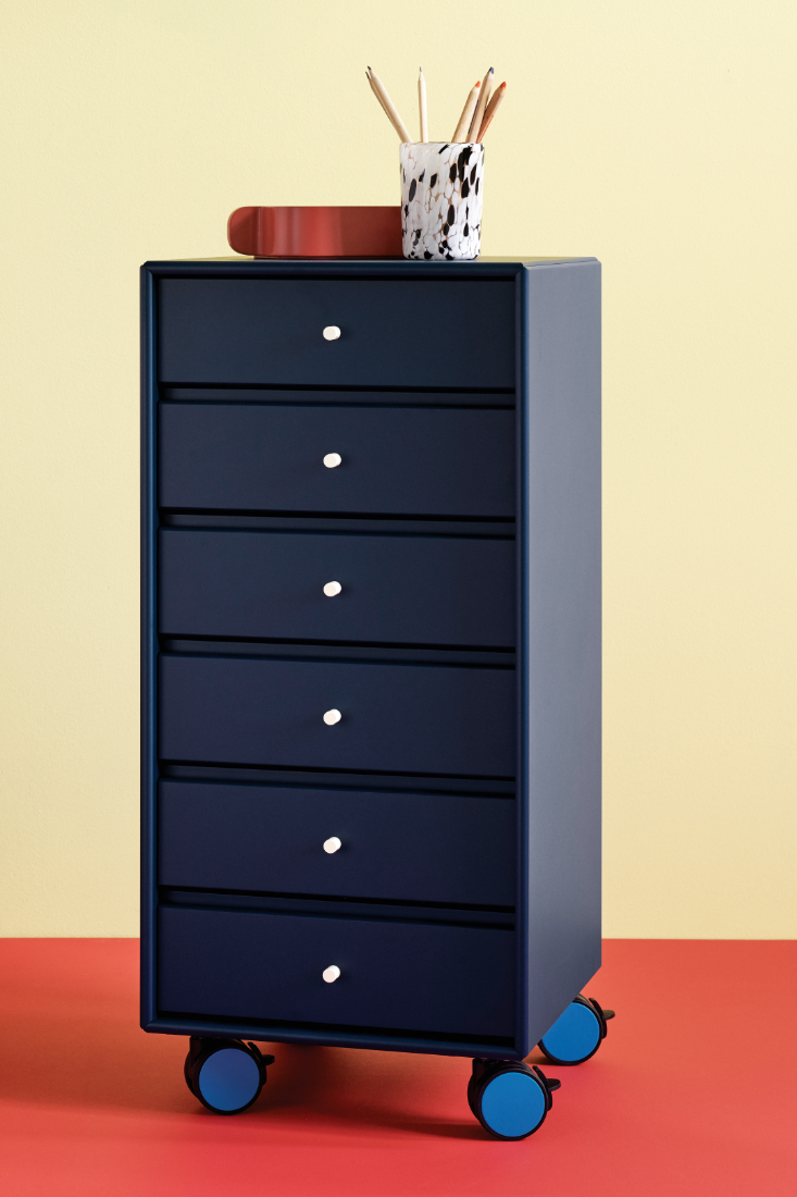 Montana_Dresser_Campaign_workplace-necessities