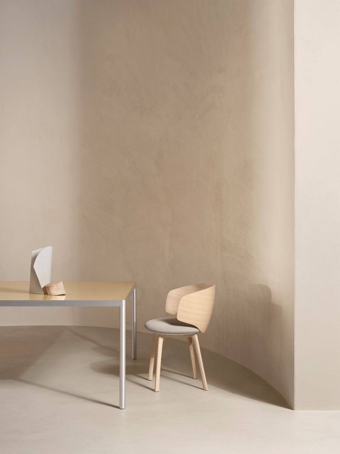 MDF Italia - Universal Armchair Offset Table - ©Thomas Pagani