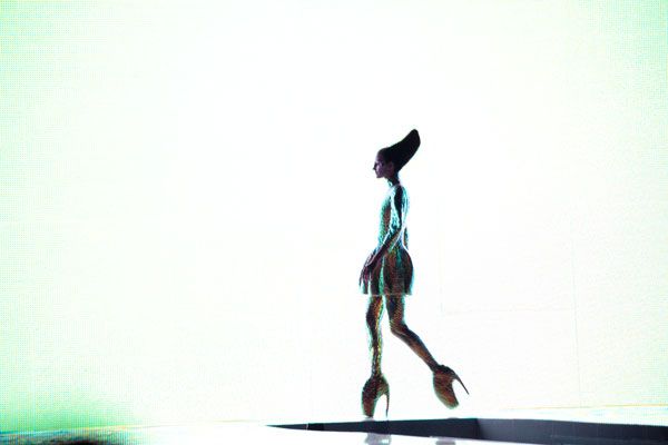 8._Jellyfish_ensemble_and_Armadillo_shoes_Platos_Atlantis_SS_2010._Model_Polina_Kasina