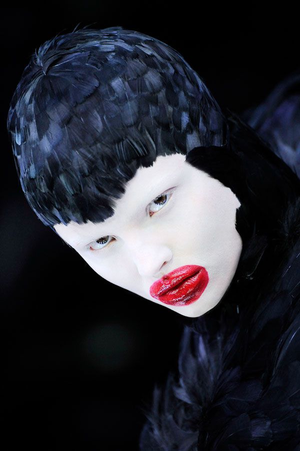9._Duck_feather_dress_The_Horn_of_Plenty_AW_2009-10._Model_-_Magdalena_Frackowiak_represented_by_dna_model_management_New_York