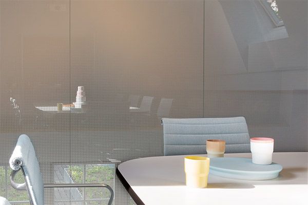 4.-Glass-Gradient-Square-(Etch)-by-Scholten-&-Baijings-for-Skyline-Design_Photography-Inga-Powilleit-(1)