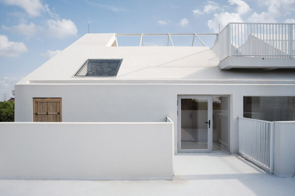 The Catcher: a rural guesthouse framed by rice fields